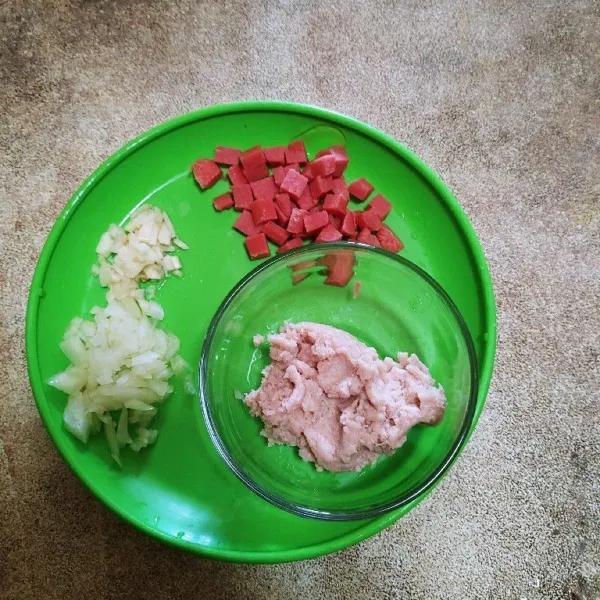 Siapkan bahan daging ayam giling, sosis yang sudah dipotong dadu kecil,bawang bombay dan bawang putih.