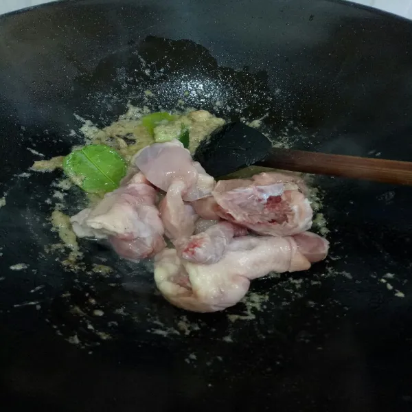 Masukkan ayam, aduk kembali sampai rata. Masak hingga ayam berubah warna.