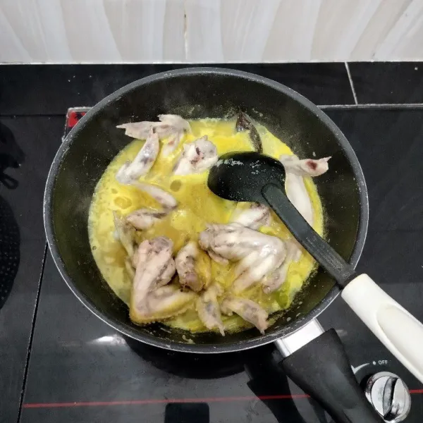 Setelah itu, masukkan sayap ayam. Aduk rata dan masak hingga matang dan bumbu meresap.