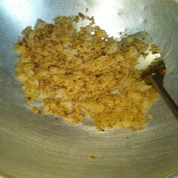 Masukkan nasi, masak sampai bumbu terbalir rata pada nasi.