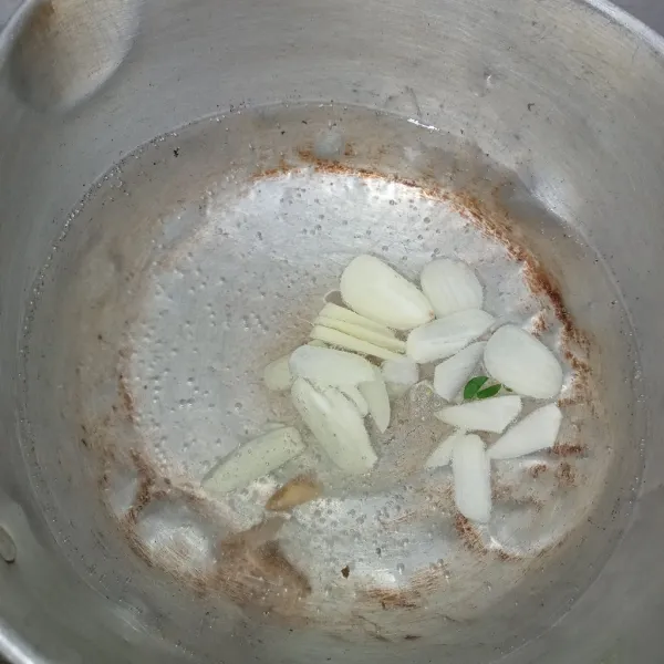 Rebus air hingga mendidih lalu masukkan bawang putih dan kunci.