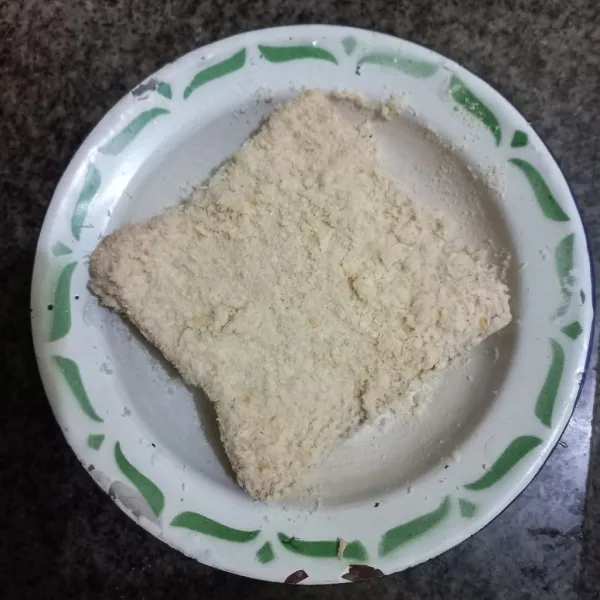 Gulingkan roti pada tepung panir, ratakan.