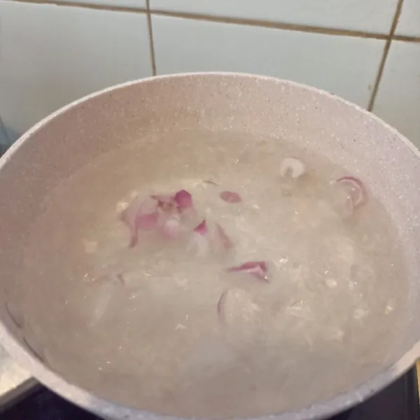 Masukkan bawang merah iris, masak hingga air menididih kembali.