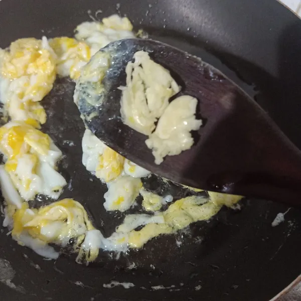 Goreng telur orak arik lalu tumis bawang sampai harum.