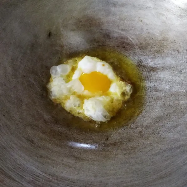 Buat telur ceplok.