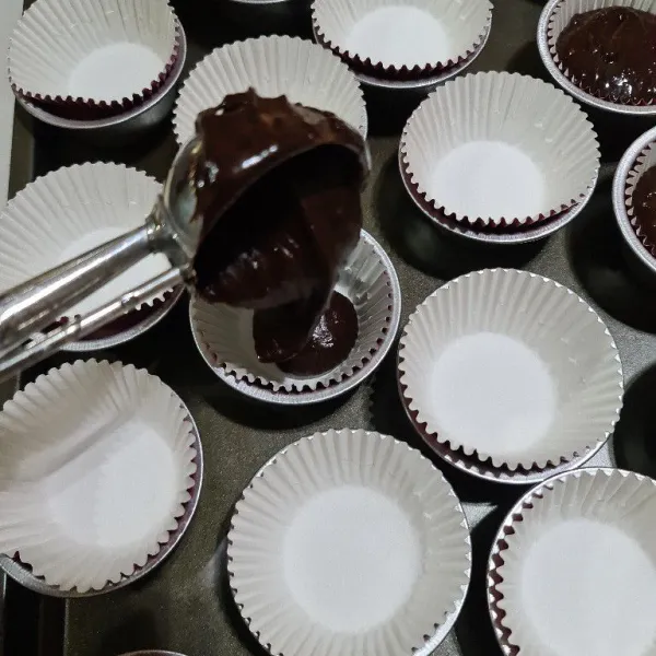 Masukkan adonan ke dalam cup cupcake. Panggang dengan suhu 175°C selama 10 menit agar keluar shiny crust, lalu turunkan suhu menjadi 150°C dan lanjutkan memanggang selama 15 menit. Keluarkan dr oven dan dinginkan.