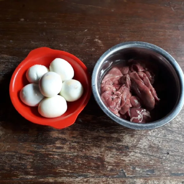 Rebus telur hingga matang, kupas kulitnya dan tusuk-tusuk telur dengan garpu. Cuci bersih hati dan tiriskan.