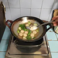 Tambahkan garam, gula, lada dan kaldu jamur. Aduk rata. Masak hingga matang.