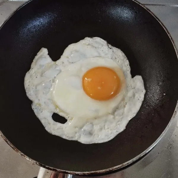 Goreng telur, bikin telur mata sapi alias ceplok.