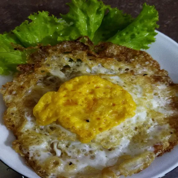 Letakkan telur ceplok di mangkok.