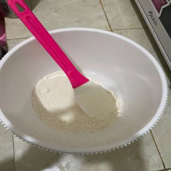 Masukkan susu bubuk dan tepung dalam satu wadah.