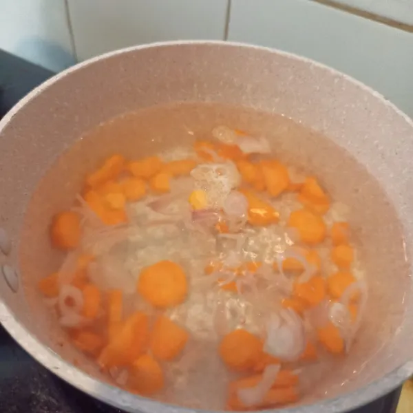 Masukkan wortel yang sudah di potong, masak hingga empuk.