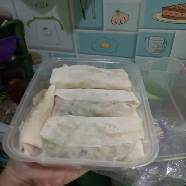 Untuk frozeen , bisa di dulu oles setiap martabak nya pakai tepung meizena atau tapioka,