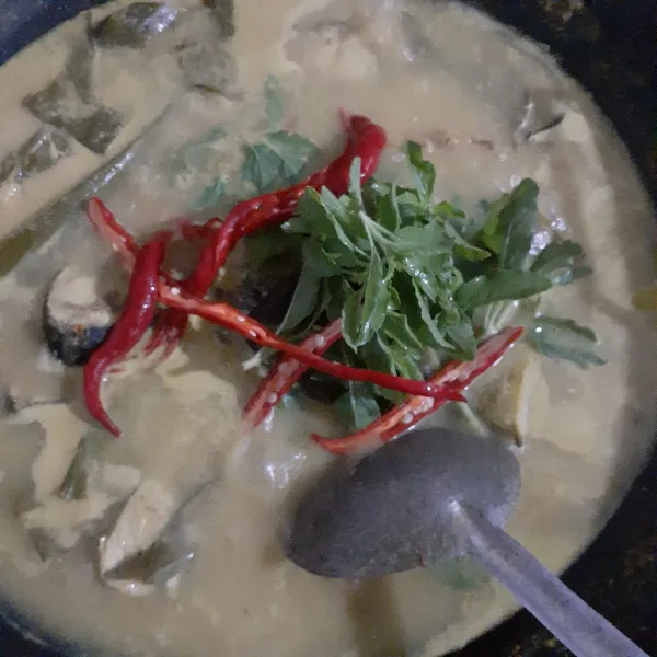 Masukkan cabe merah keriting belah dan daun ruku-ruku. Masak sesaat dan sajikan dengan taburan bawang merah goreng.