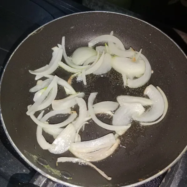 Tumis bawang bombay sampai harum dan layu