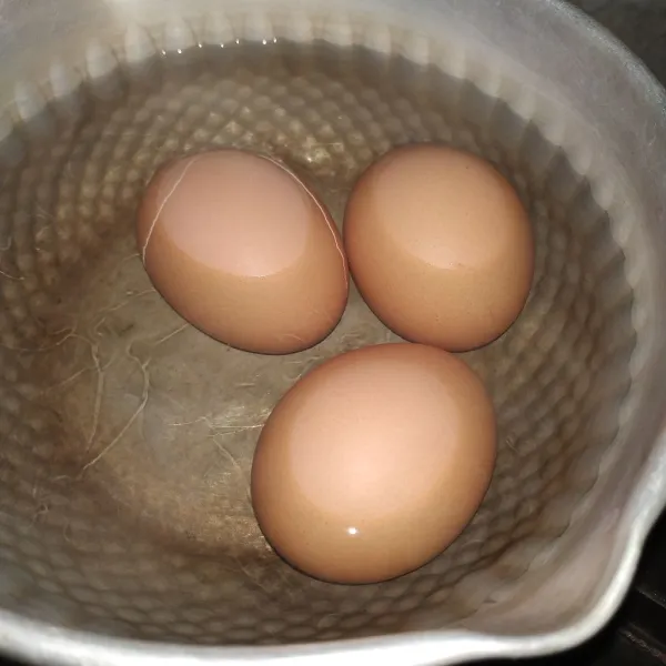 Rebus telur hingga matang.