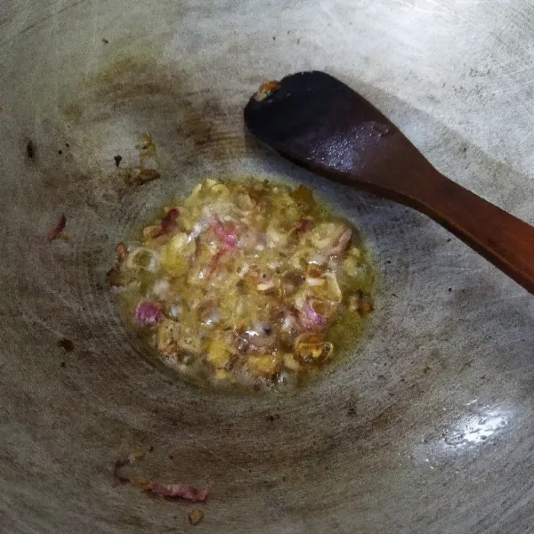 Goreng bawang merah yang sudah diiris.