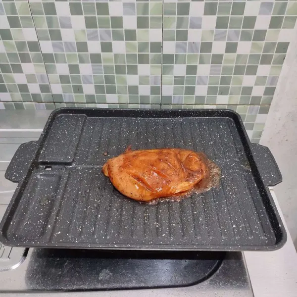 Panggang di atas grill pan ayam yang sudah di marinasi tadi.