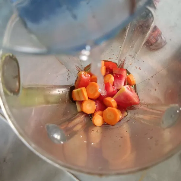Masukkan ke dalam blender tomat, wortel, air dan gula pasir.