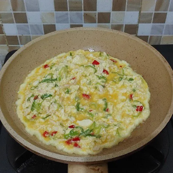 Panaskan wajan, beri minyak zaitun, lalu buat dadar telur. Masak sampai bawahnya kecokelatan lalu balik. Angkat dan siap disajikan.
