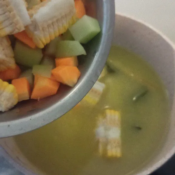 Masukkan sayuran yang keras terlebih dahulu, masak hingga matang.