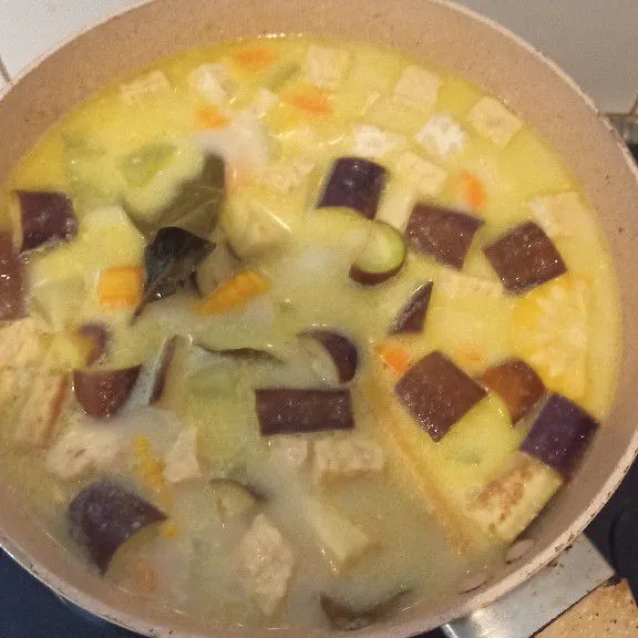 Tambahkan garam, gula dan kaldu jamur. Koreksi rasa. Sajikan dengan taburan bawang merah goreng.