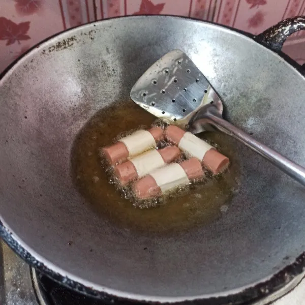 Panaskan minyak goreng secukupnya, kemudian sosis kedalam minyak yang masih hangat.