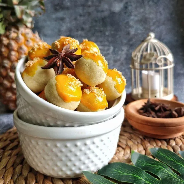 Jika sudah matang, keluarkan dari oven, dinginkan di atas cooling rak, kemudian untuk penyimpanan, simpan di toples bertutup rapat. Kemudian sajikan.