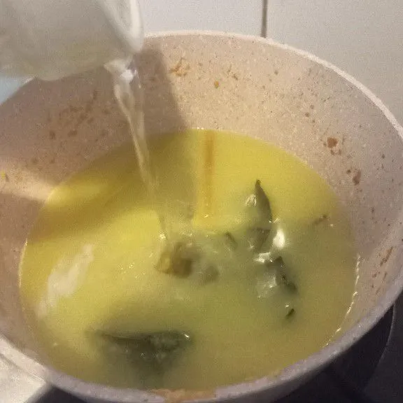 Masukkan air. Aduk rata. Masak hingga mendidih.