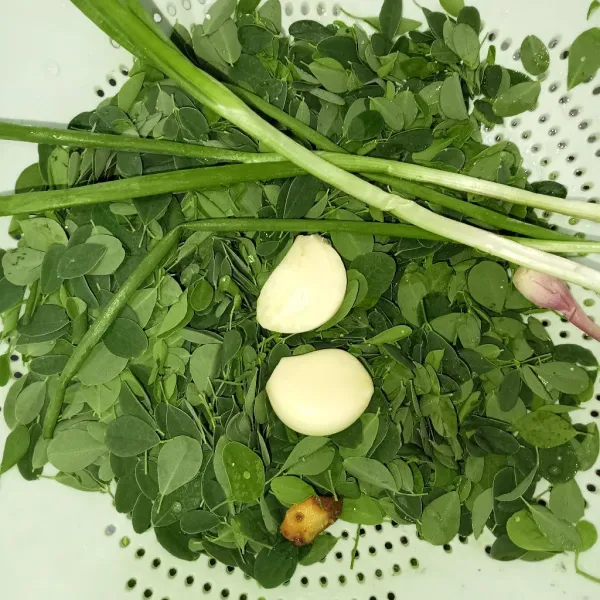 Siapkan sayur dan bahan lainnya cuci bersih. Tiriskan.