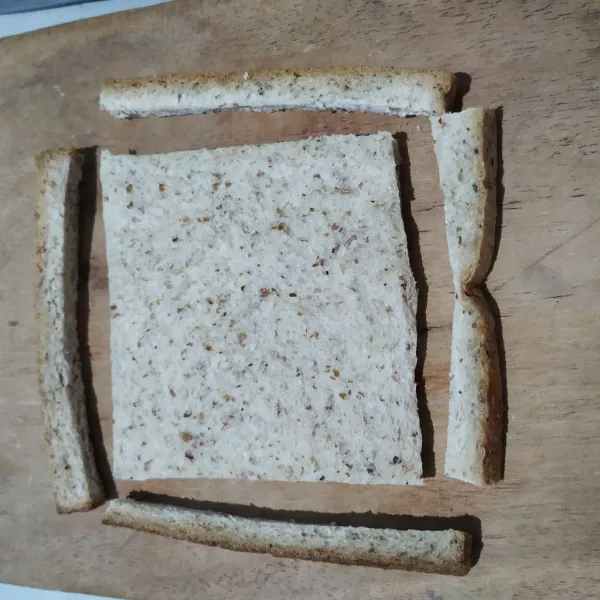 Potong pinggiran roti gandum.