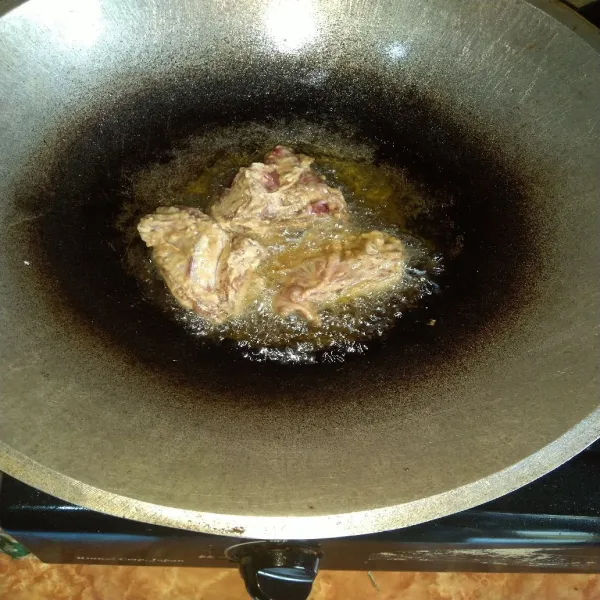 Panaskan minyak goreng, goreng ayam sampai matang. Angkat, tiriskan. Siap disajikan.