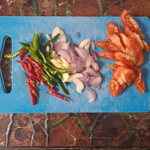 Siapkan bumbu iris