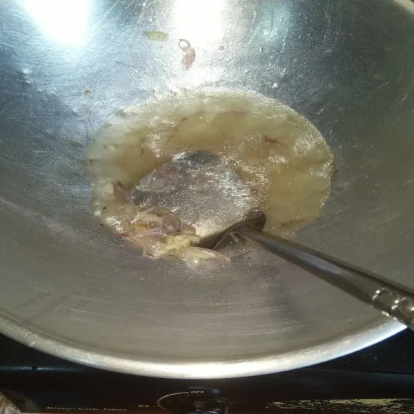 Sisa minyak bekas menggoreng ayam tadi saya pindahkan ke wajan lebih besar, tumis bawang merah, bawang putih dan bawang bombay sampai harum. Kemudian tuang air.