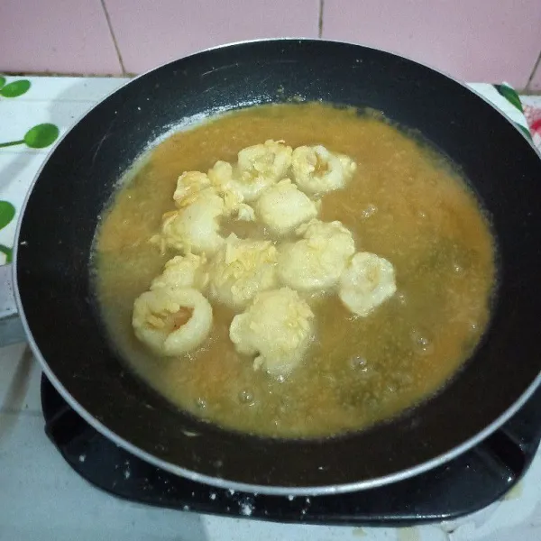 Panaskan minyak, goreng  rambutan dengan api sedang, goreng sampai kecoklatan dan matang, siap disajikan.