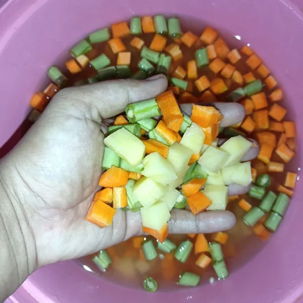 Potong sayuran lalu cuci bersih.