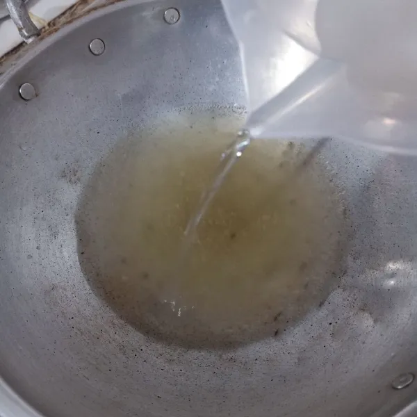 Panaskan air kaldu di wajan, tambahkan air secukupnya.