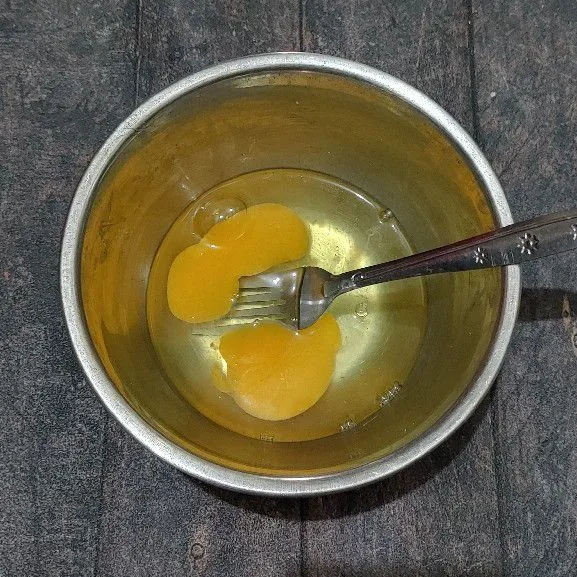 Pecahkan telur dan kocok hingga merata.