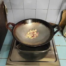 Tumis bumbu iris sampai harum.