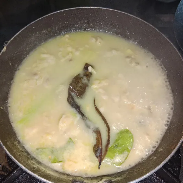 Masak sampai mendidih lalu koreksi rasa, taburi bawang goreng.