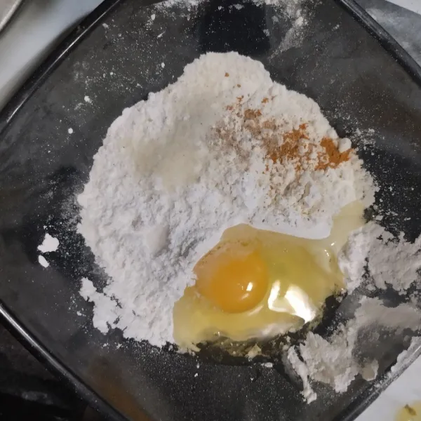 Campurkan tepung terigu, tepung beras, garam, lada, kaldu bubuk, ketumbar bubuk, kunyit bubuk dan telur.