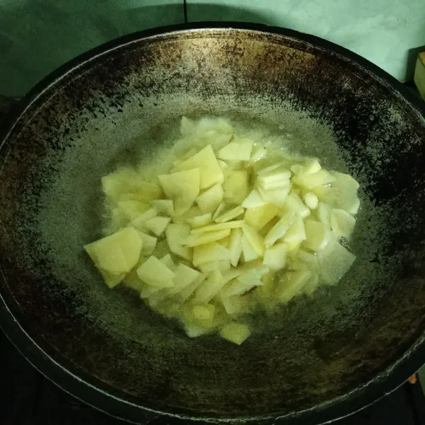 Goreng kentang hingga matang dan sisihkan.