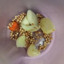 Siapkan bumbu marinasi, haluskan menggunakan blender.