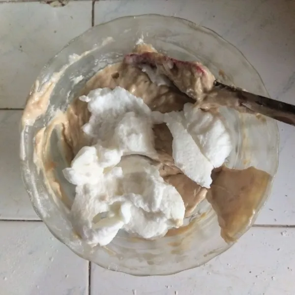 Campur adonan basah secara bertahap ke adonan meringue. Aduk dengan metode aduk balik sampai adonan tercampur rata.