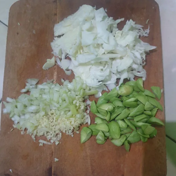 Kupas pete, iris kol, cincang kasar bawang putih dan bawang bombay, sisihkan.