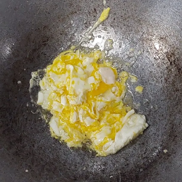 Panaskan minyak, buat telur orak arik. Angkat dan sisihkan.