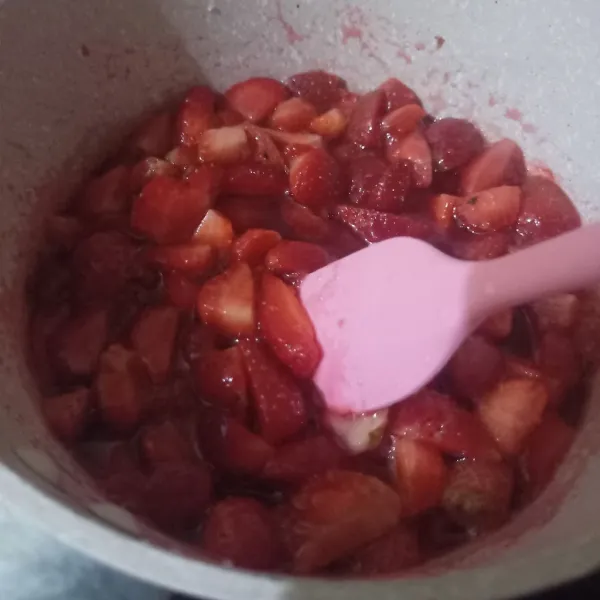 Tambahkan garam. Koreksi rasa. Masak hingga buah strawberry meleleh, halus dan mengental. Untuk tekstur halus kalian bisa menggunakan hand blender.