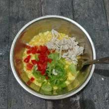 Terakhir masukkan ayam suwir, daun bawang dan cabe merah. Aduk hingga tercampur rata.