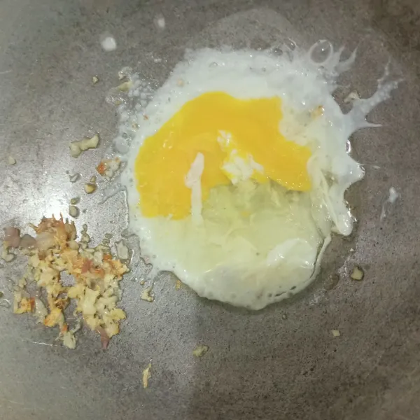 Geprek dan rajang halus bawang putih lalu masukkan telur dan orak arik.