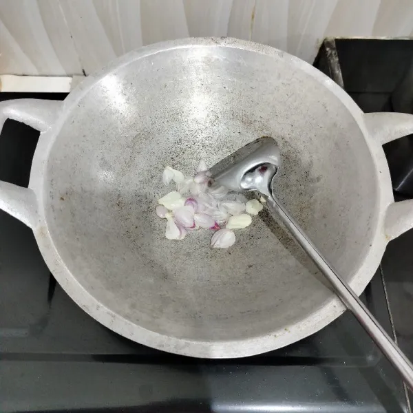 Panaskan minyak sayur. Tumis bawang merah dan bawang putih hingga harum.
